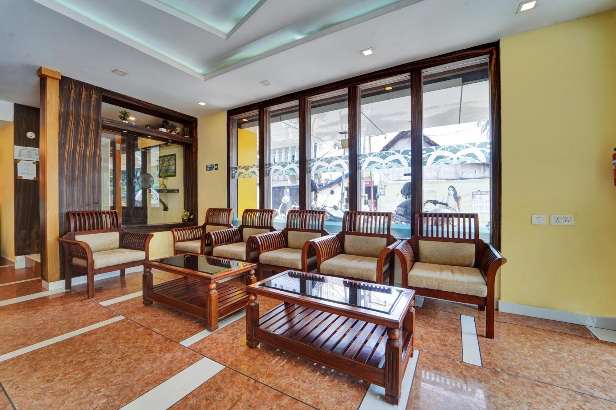 Super Townhouse Ernakulam North Hotel Kochi Bagian luar foto