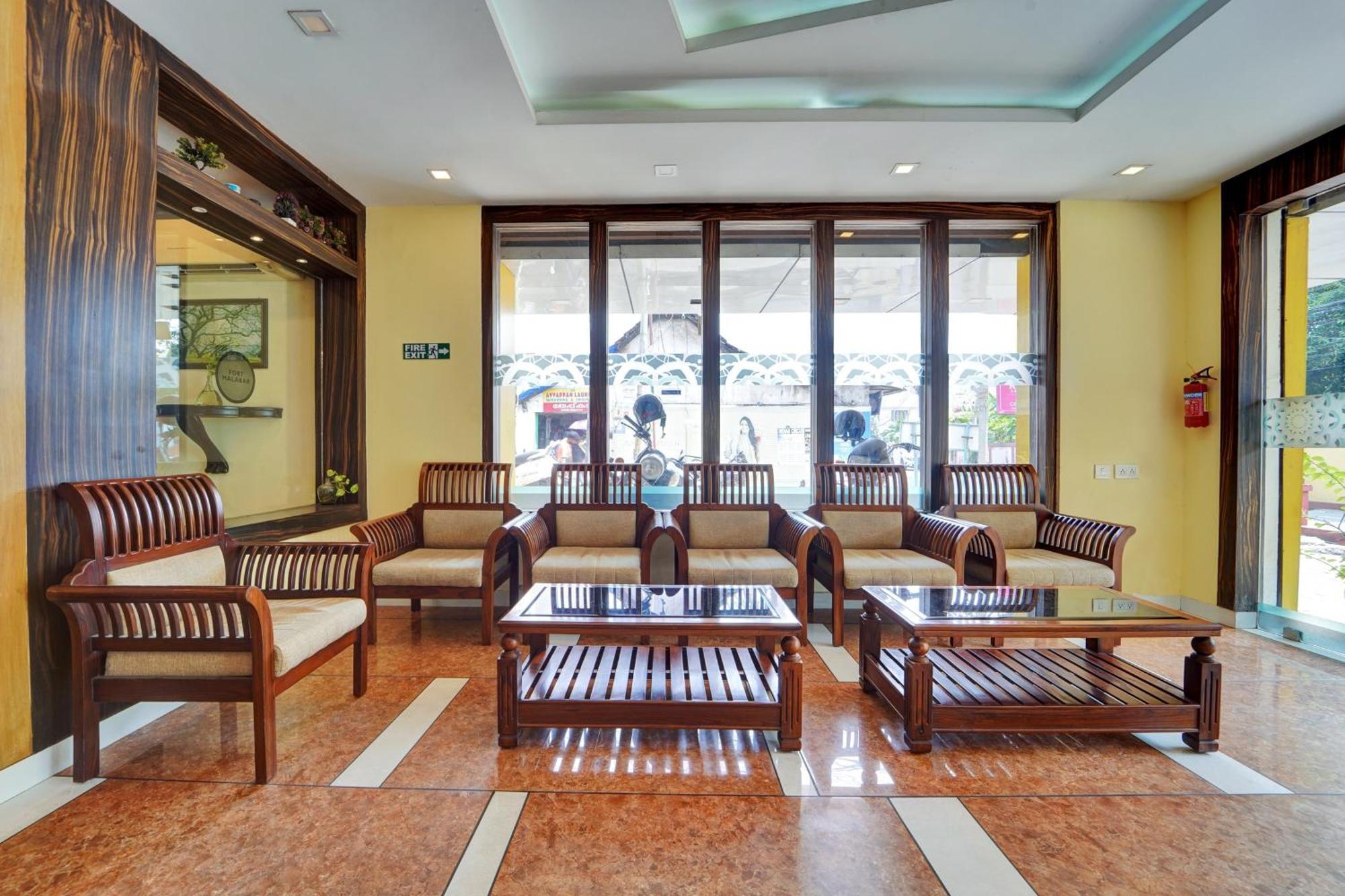 Super Townhouse Ernakulam North Hotel Kochi Bagian luar foto